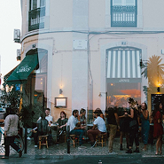 Image of busy Cafe Janis in an afternoon